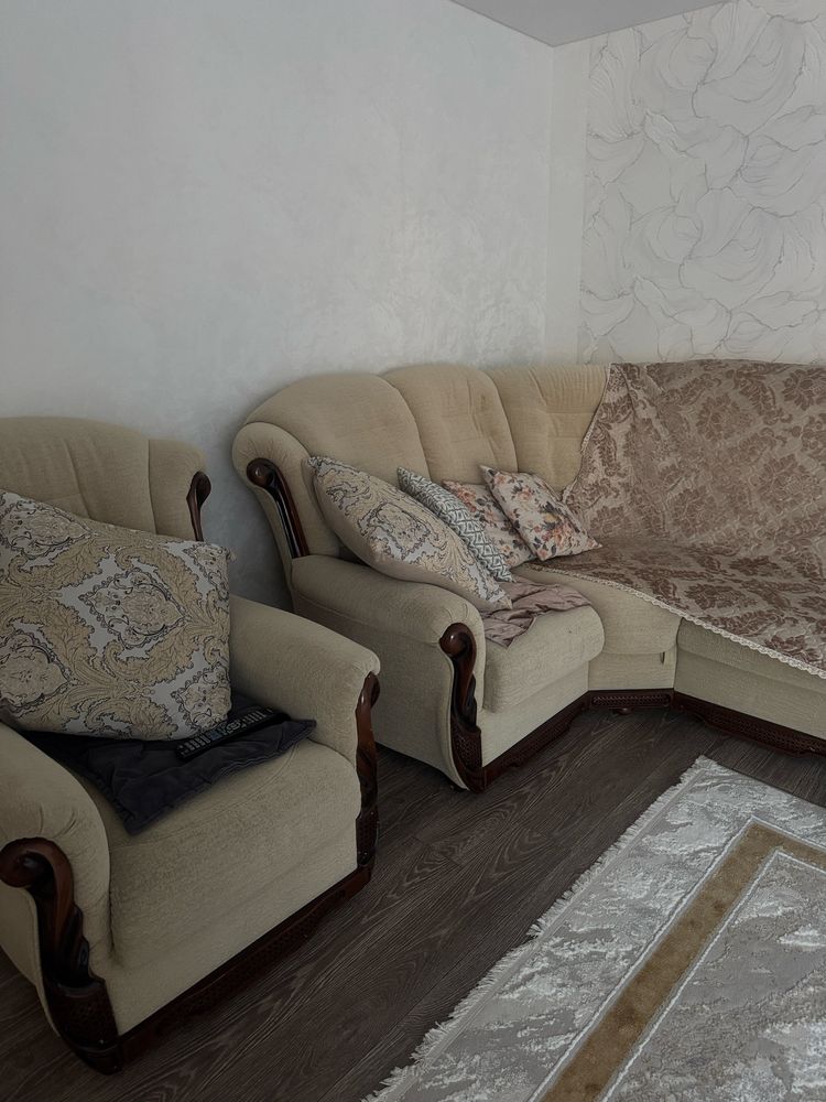 Продам диван с креслом из дерева