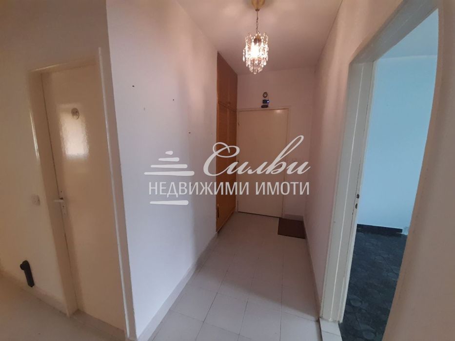 ПРОСТОРЕН тристаен апартамент - кв. Боян Българанов 1!