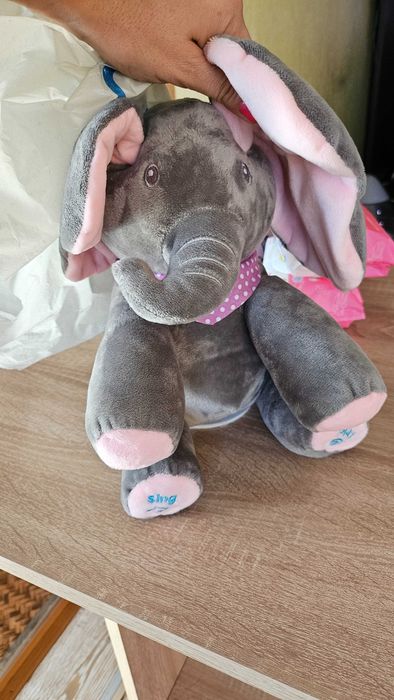 Пеещо слонче с мърдащи уши