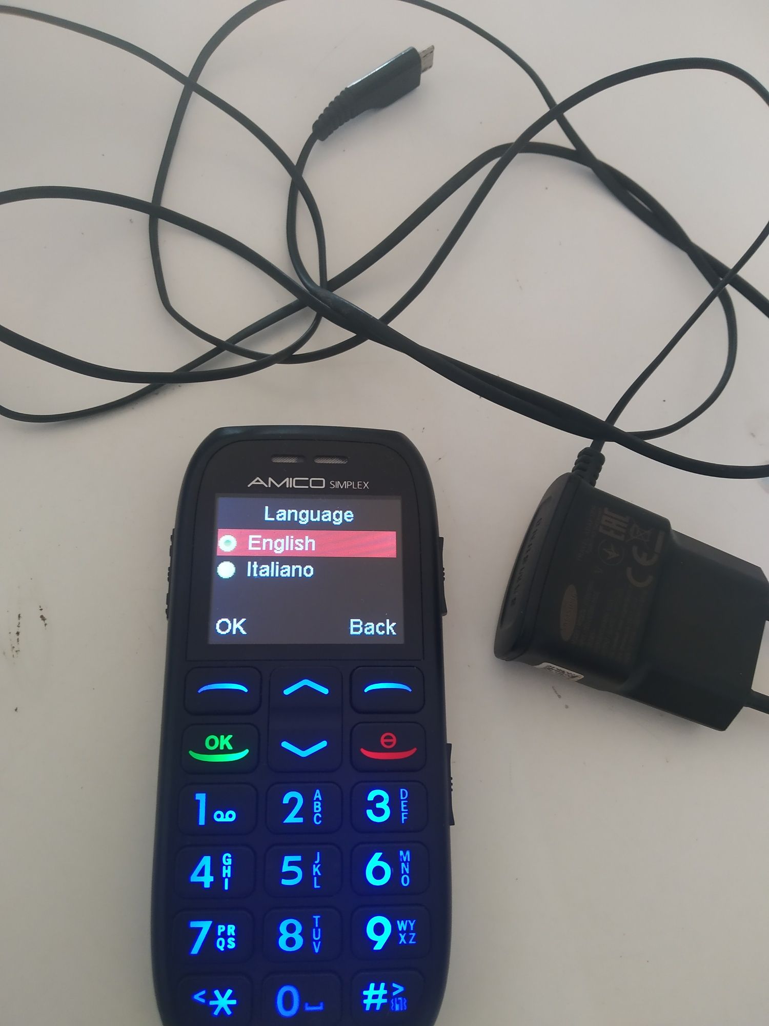 Telefon seniori cu ecran si taste mari.