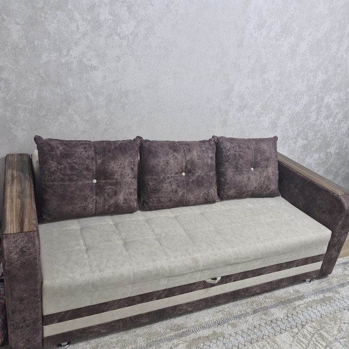 Продам диван за 10000 , самовывоз срочно,