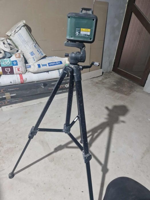 Laser Bosch cu trepied
