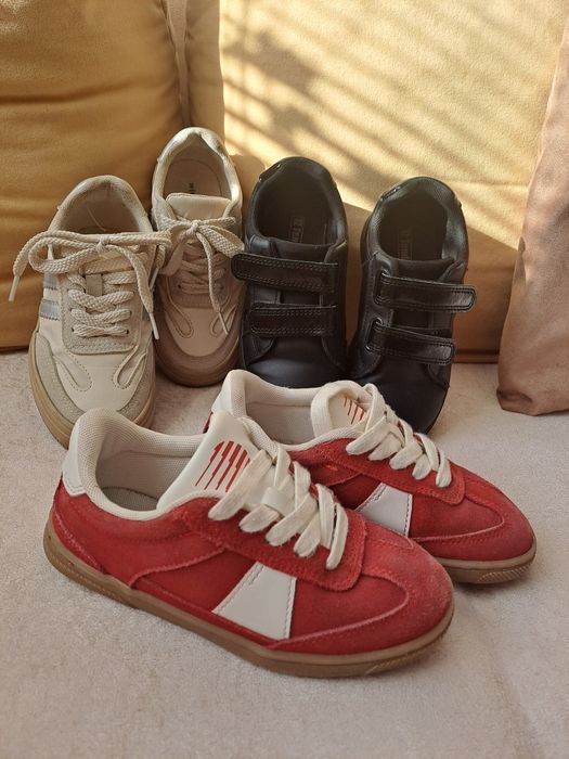 Лот детски кецове за момиче.