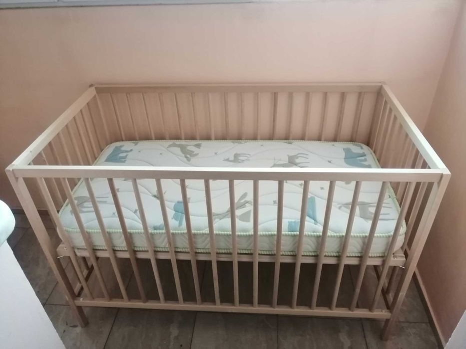 Продавам почти ново бебешко креватче с матрак