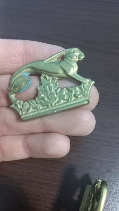 Малки стари бронзови зайчета