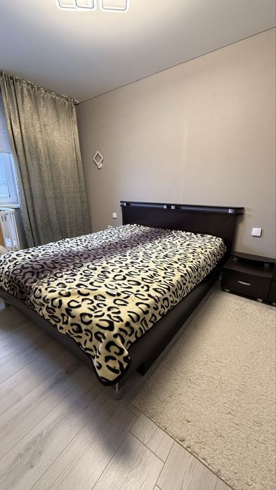 Спальный гарнитур (кровать, комод, тумбы – две единицы)