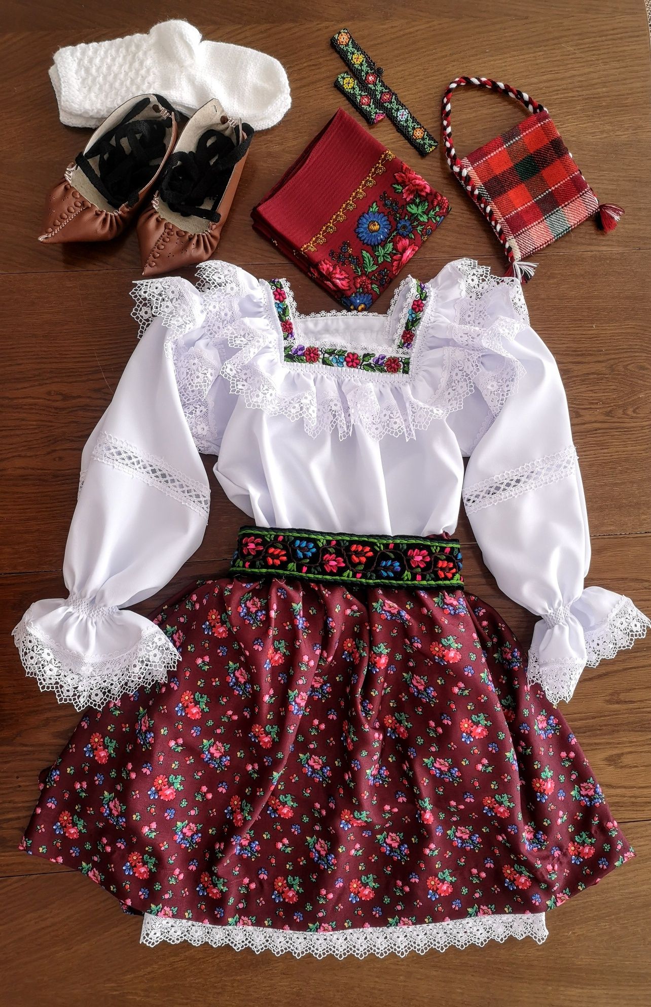Costume populare complete pentru fete de Maramures.