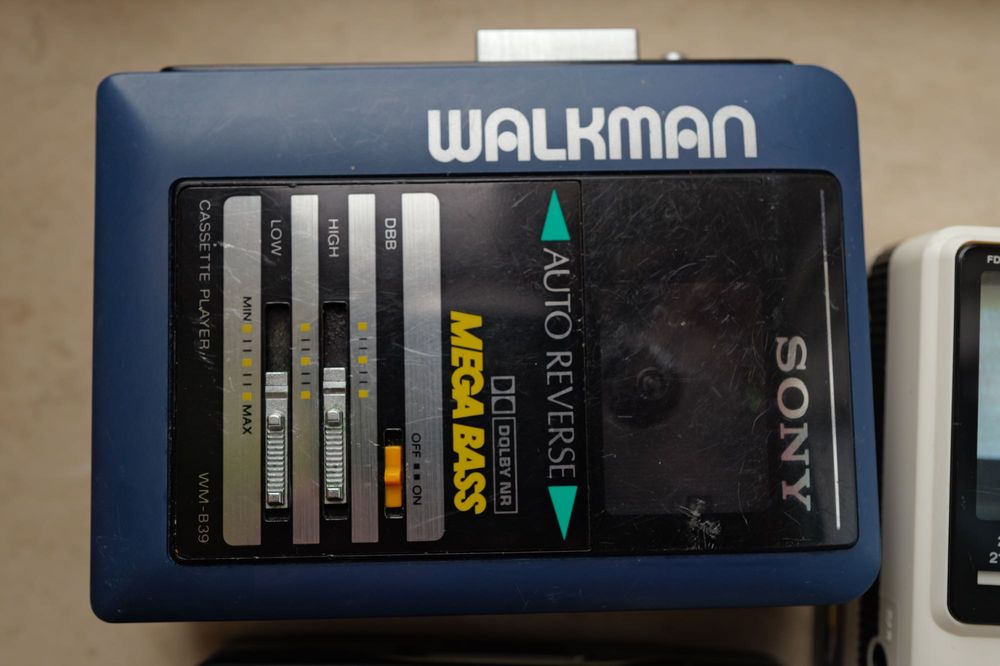 Vand trei Sony Walkman Wm FX511 si B39 plus TV Watchman FD-10E