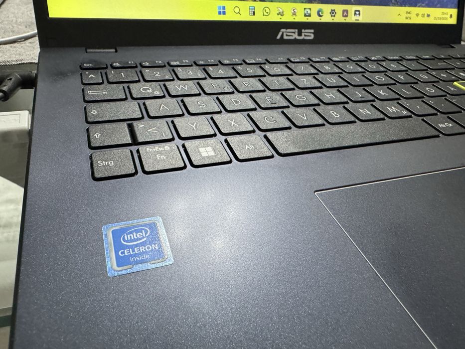 Asus E510 - 350 lei - 9.9/10