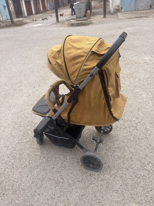 Коляска желтый  в хорошем состоянии