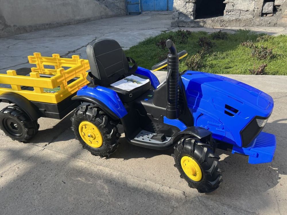 Синий трактор с надувными колесами