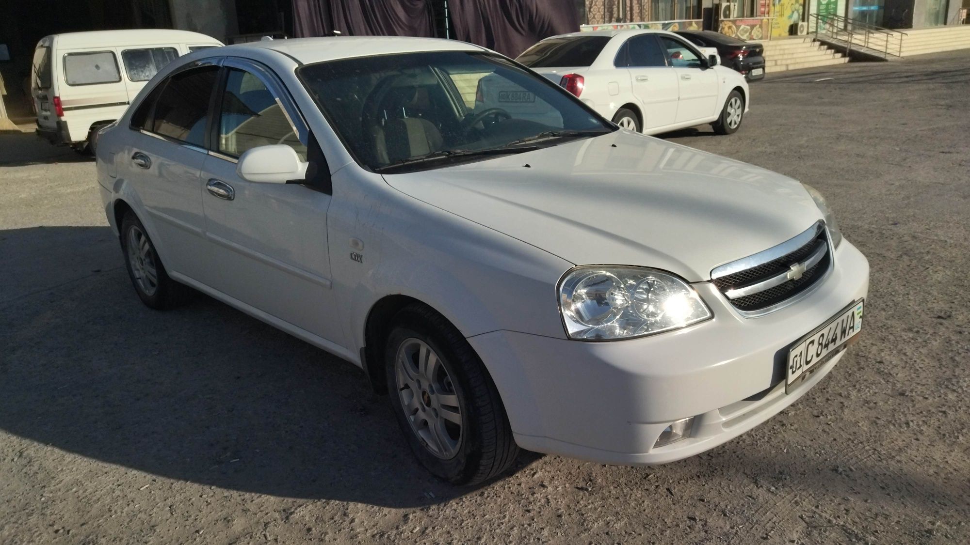 Lacetti 1.8 sotiladi