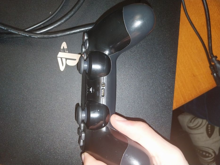 Продавам PlayStation 4 pro 1 TB