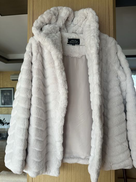 Пухкаво бежово палто