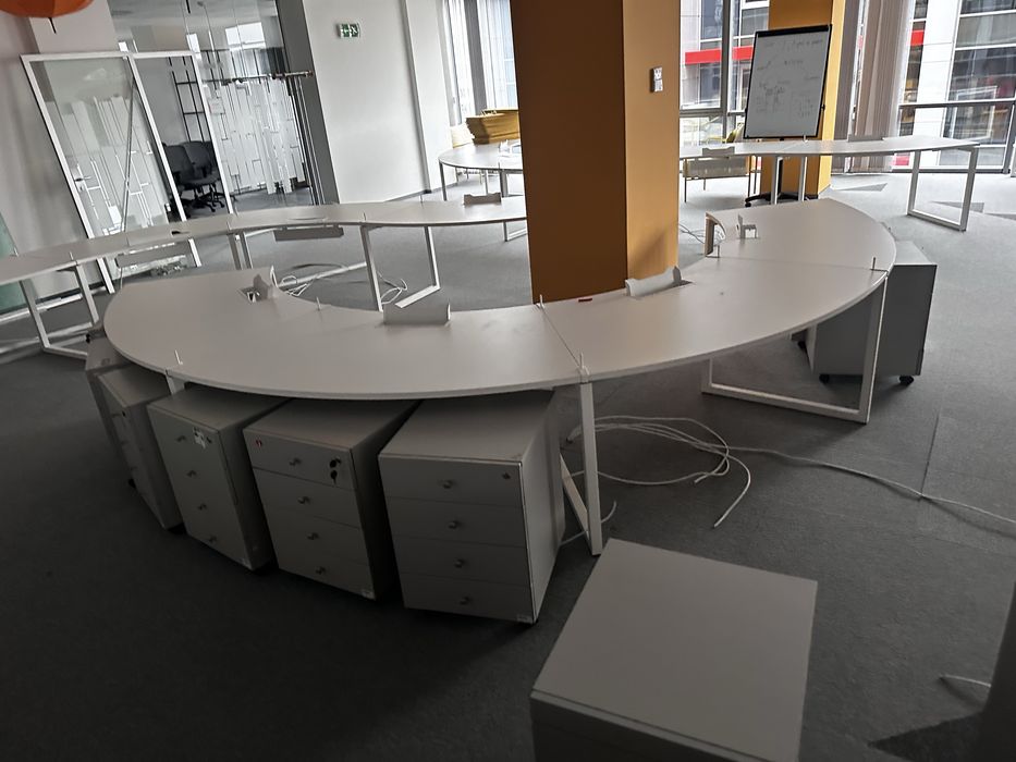 Модулни офис бюра ORT с прегради – конфигурации до 6 работни места