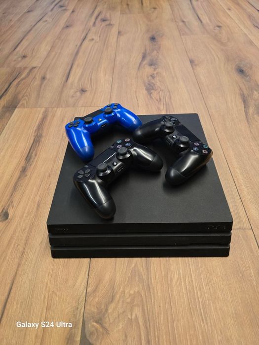Продавам PS4 PRO - 1TB