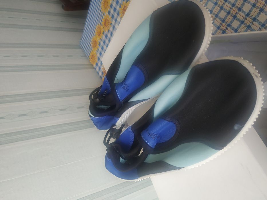 Спортивная обувь, можно использовать и для плавания