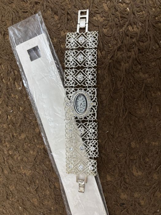 Продается часы новые