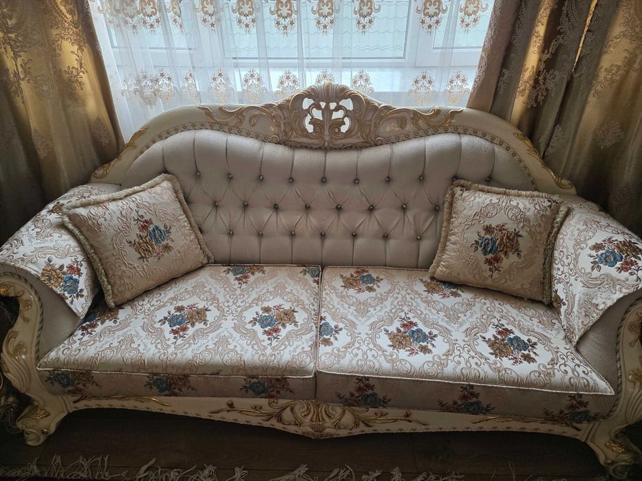 Коплект из двух диванов и двух креслел