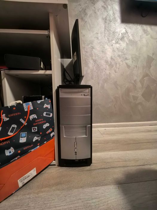 Настолен компютър с монитор