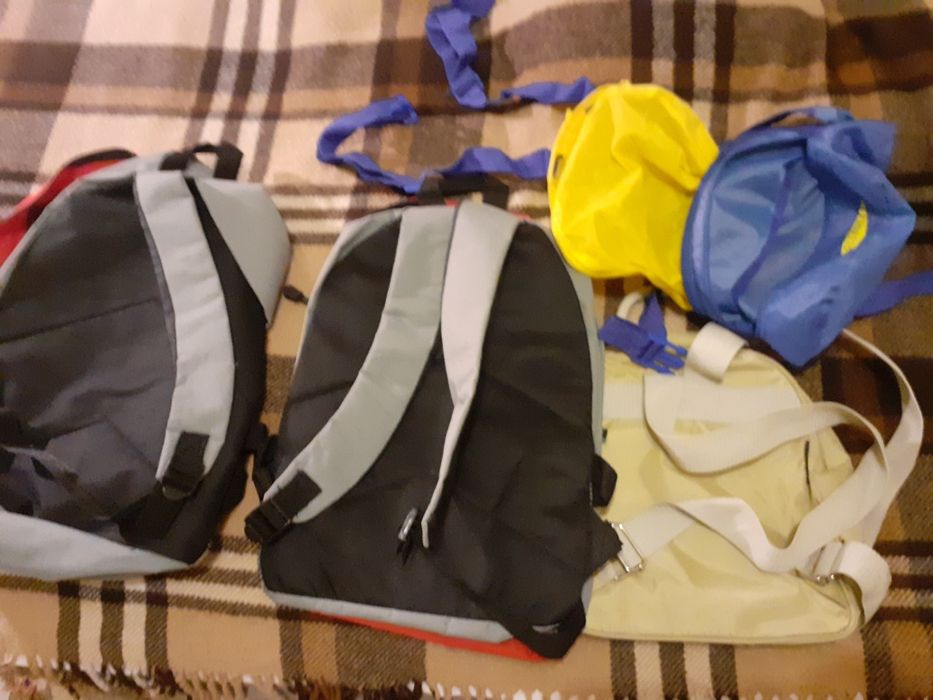 Vand 3 costume baie pentru fete, rucsacuri copii