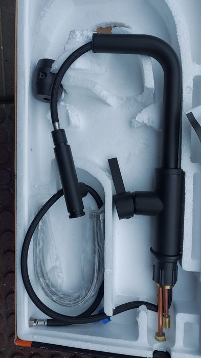 Baterie bucătărie Invena cu dus extracțil culoare neagra, noua, preț