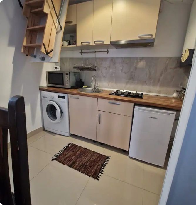 Închiriez apartament cu o cameră,  la casă, zona Mitropoliei