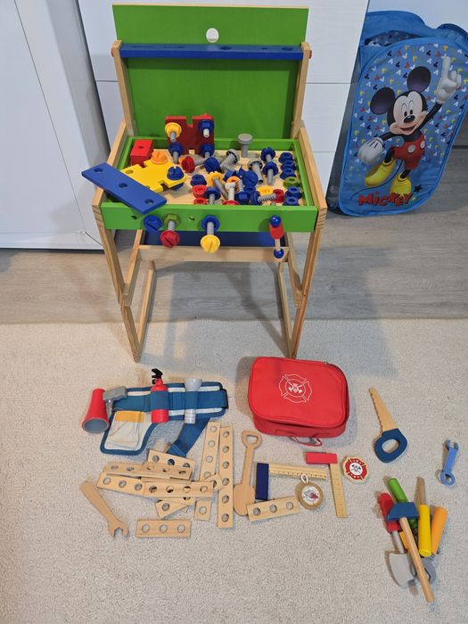 Set banc de lucru din lemn si scule de pompier
