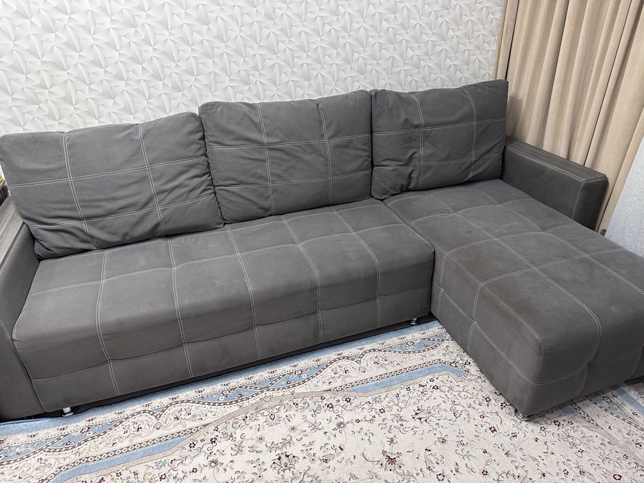 Угловой диван в хоршем состояни