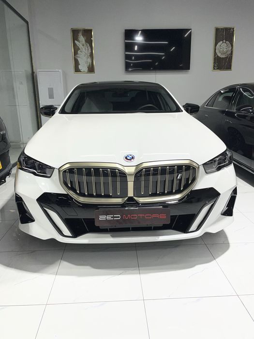 BMW i5 M-sport luxury полный