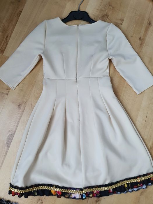 Vând rochie elegantă crem