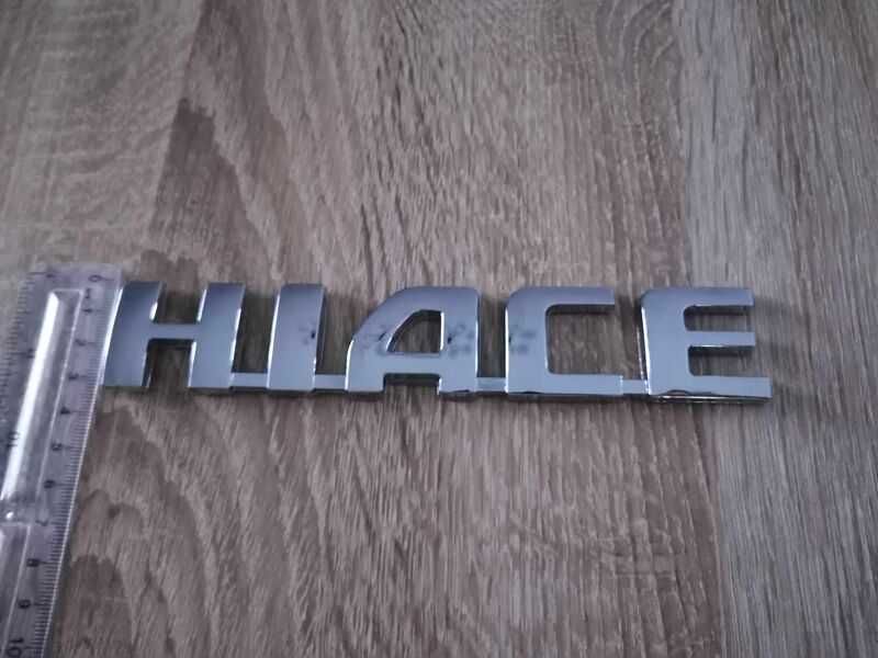 сребрист надпис Toyota Hiace