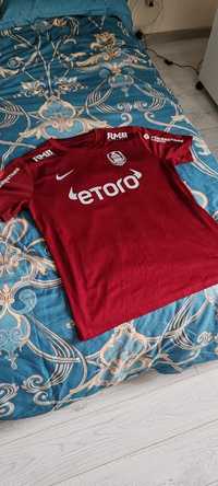 Vand tricou CFR Cluj marimea XL slim fit in stare excelenta.