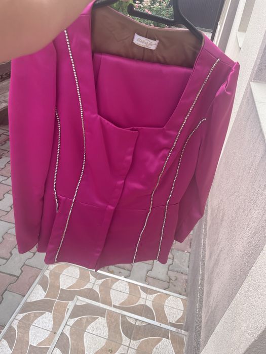 Costum fucsia deosebit facut la o casa de moda din Chisinau S/M