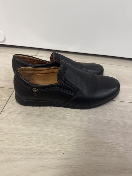 Продам подростковые туфли