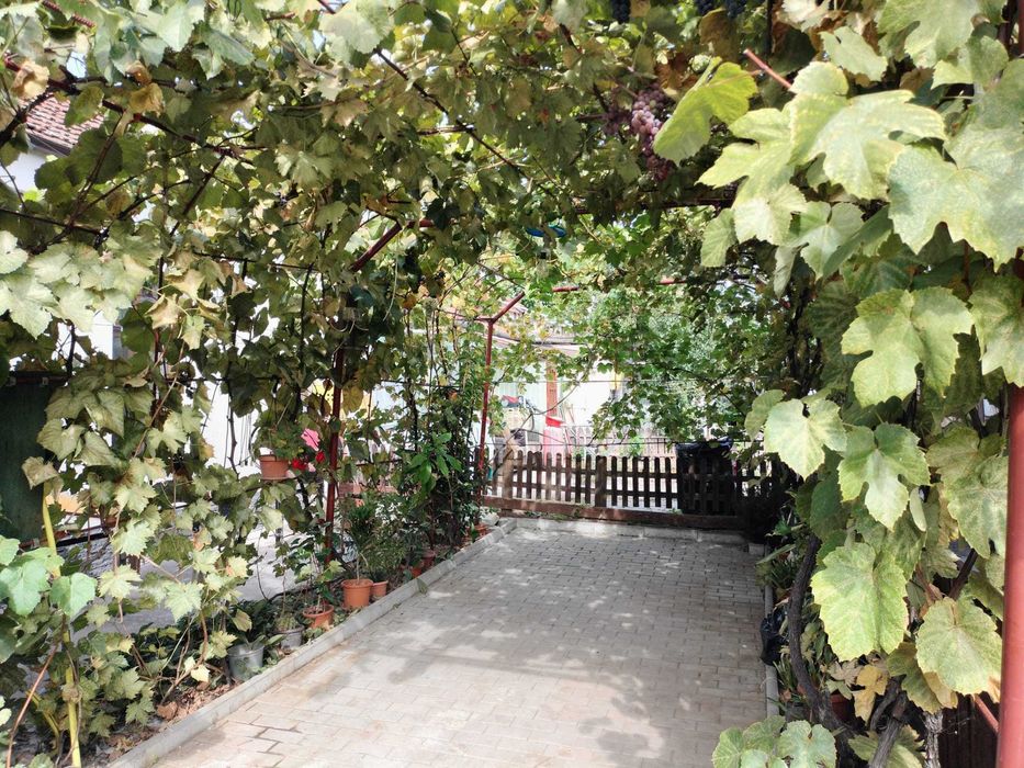 Proprietar vând apartament cu 3 camere la curte comună