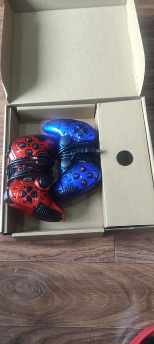 Комплект из 2 проводных USB-геймпадов (Красный и Синий)