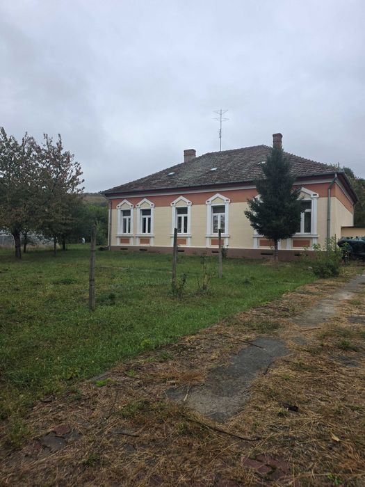 Casa Deosebita  cu teren in suprafata de 2700 mp zona Cuvin