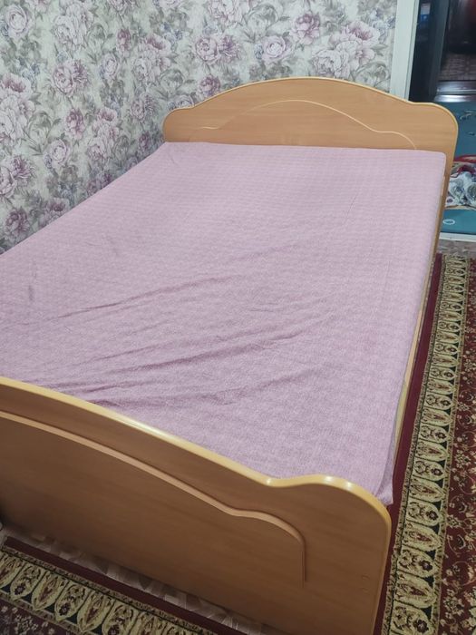 Продаётся шкаф и кровать.