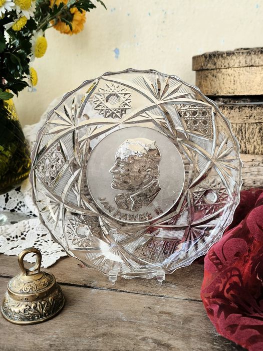 Кристална чиния.