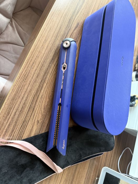 Продавам преса за коса Dyson