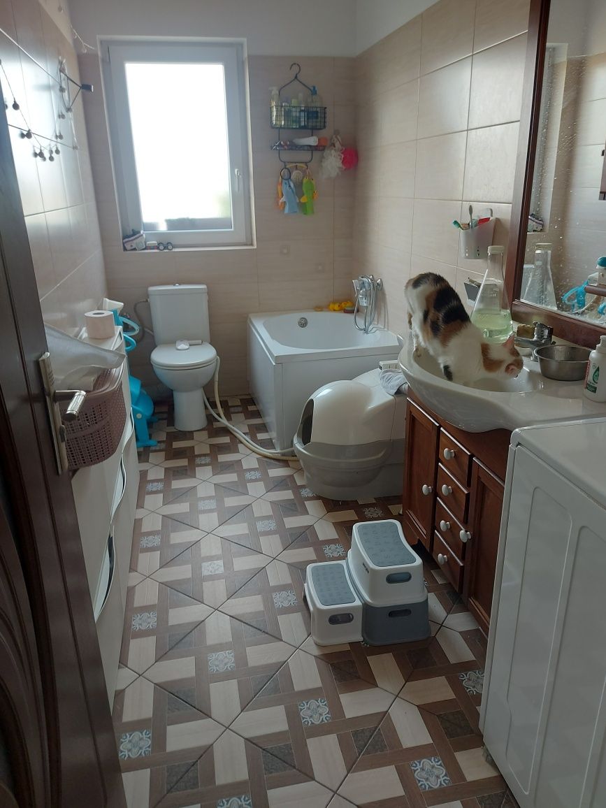 Vând apartament cu pod și loc de parcare