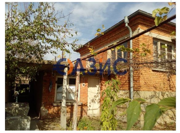 Едноетажна къща в оживен район в селото. Черница, обл Бургас, България