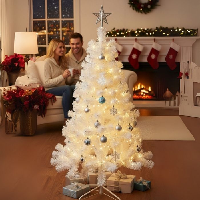 Изкуствена коледна елха в бяло – пухкав снежен ефект