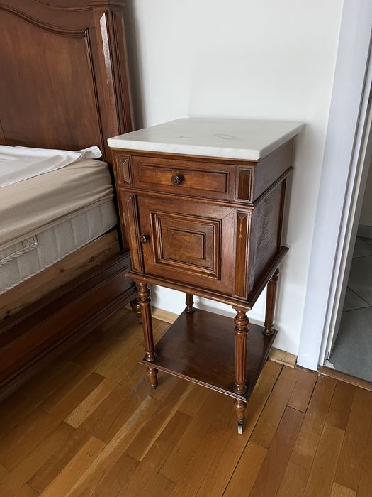 Френска махагонова спалня с мебели с мрамор