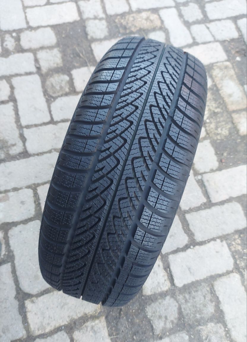 O bucată 215 65/60 R16 M+S iarnă - una Semperit Continental Michelin