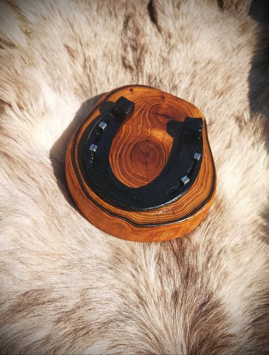 Potcoava norocoasa montata pe suport de salcam