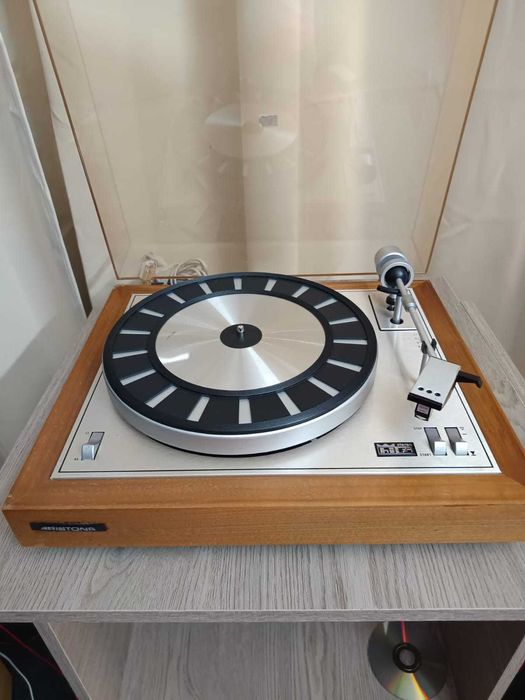Amplificatoare, boxe, pickup, colectii de viniluri
