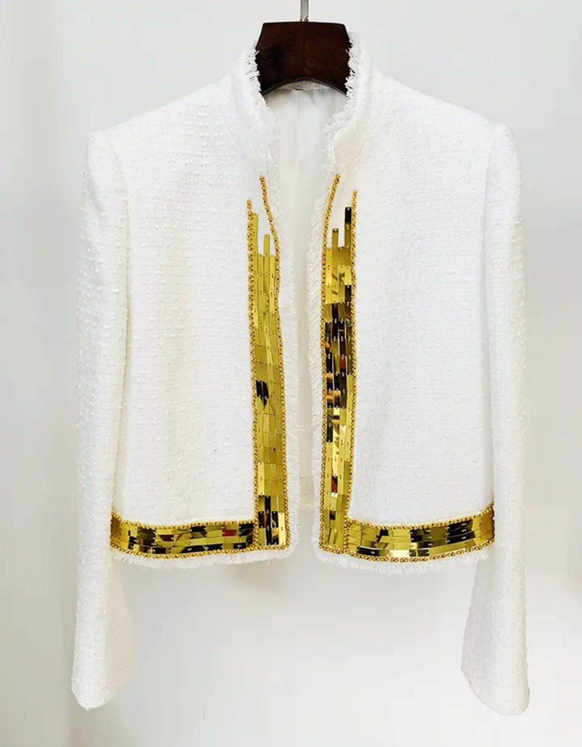 Късо бяло сако с декорации от букле