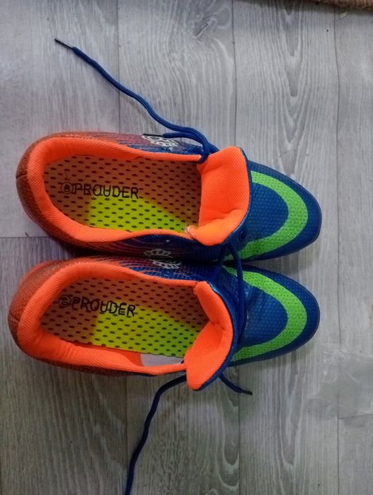 Кеды футбольные.